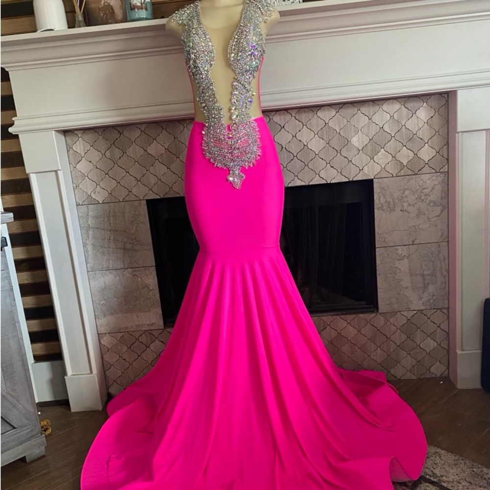 Hello everyone I’m selling a prom dress wore one time size is 0-4